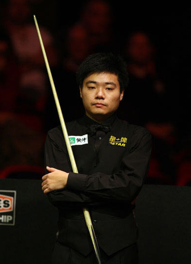 杨瀚森参加NBA新秀培训，接下来将继续高强度训练，已经挨一肘了